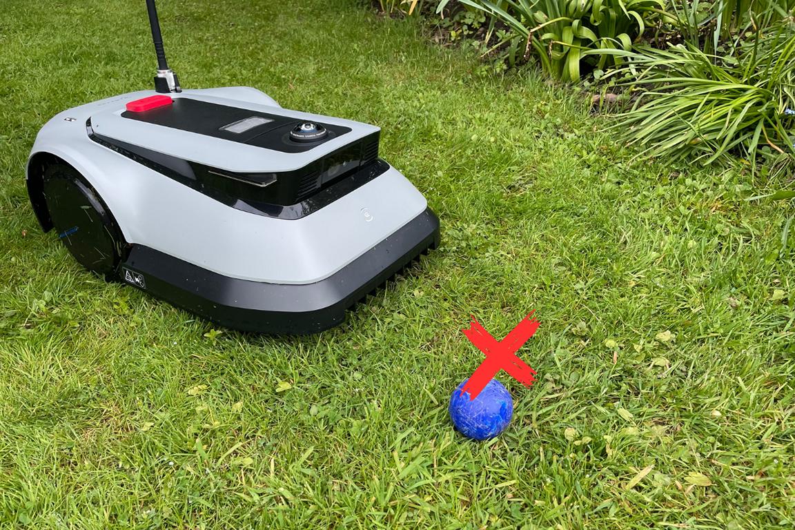 Der kleine Ball wurde vom ECOVACS Goat G1-800 Mähroboter im Test als Hindernis nicht erkannt.